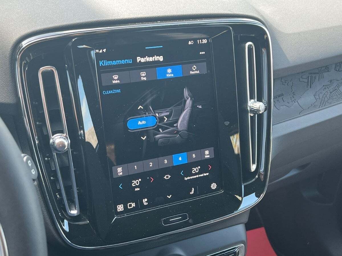 Sølv Volvo XC40 fra 2024