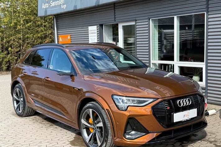 Bronze Audi e-tron S fra 2021 set udefra