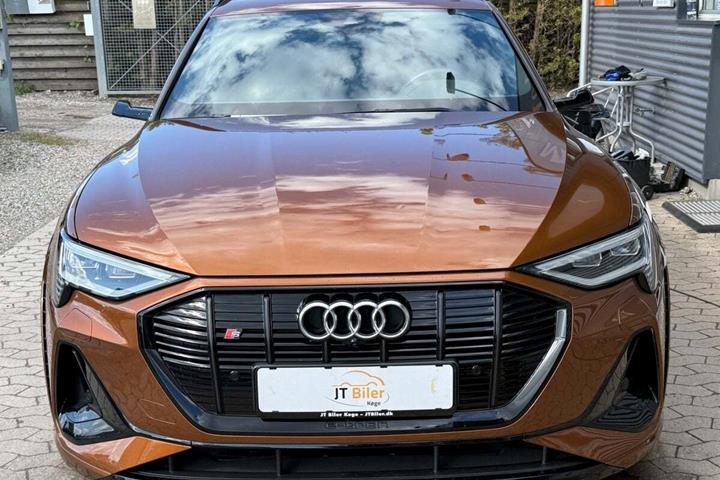 Bronze Audi e-tron S fra 2021 set udefra