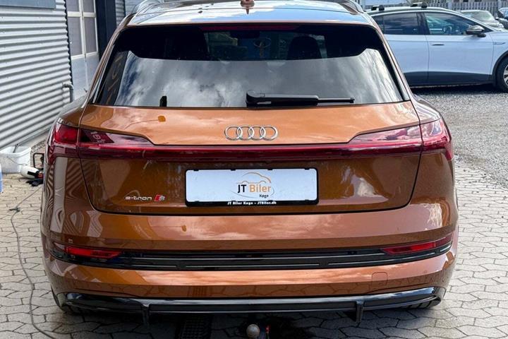 Bronze Audi e-tron S fra 2021 set udefra