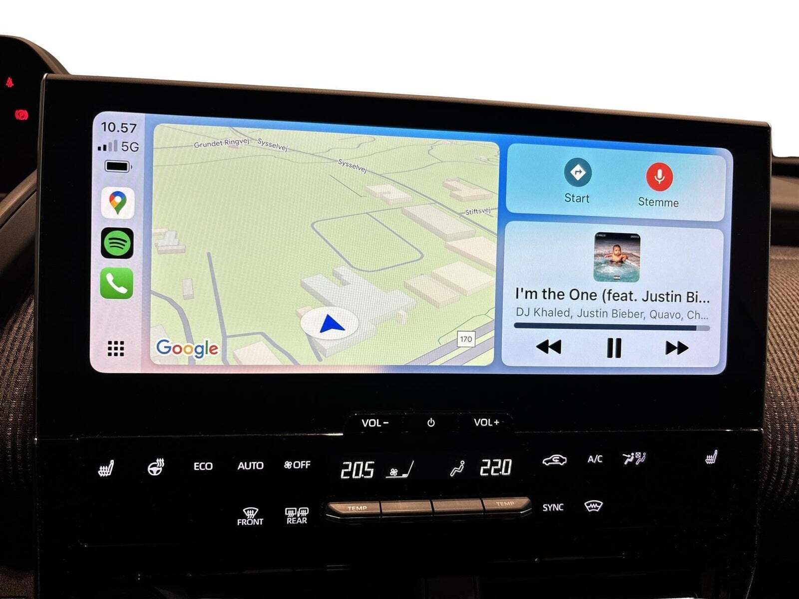 Sølv Toyota BZ4X fra 2024