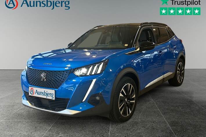Blå Peugeot e-2008 fra 2021 set udefra