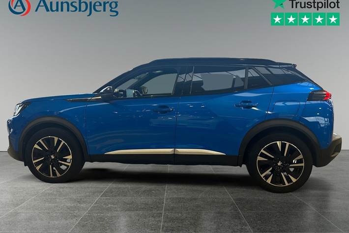 Blå Peugeot e-2008 fra 2021