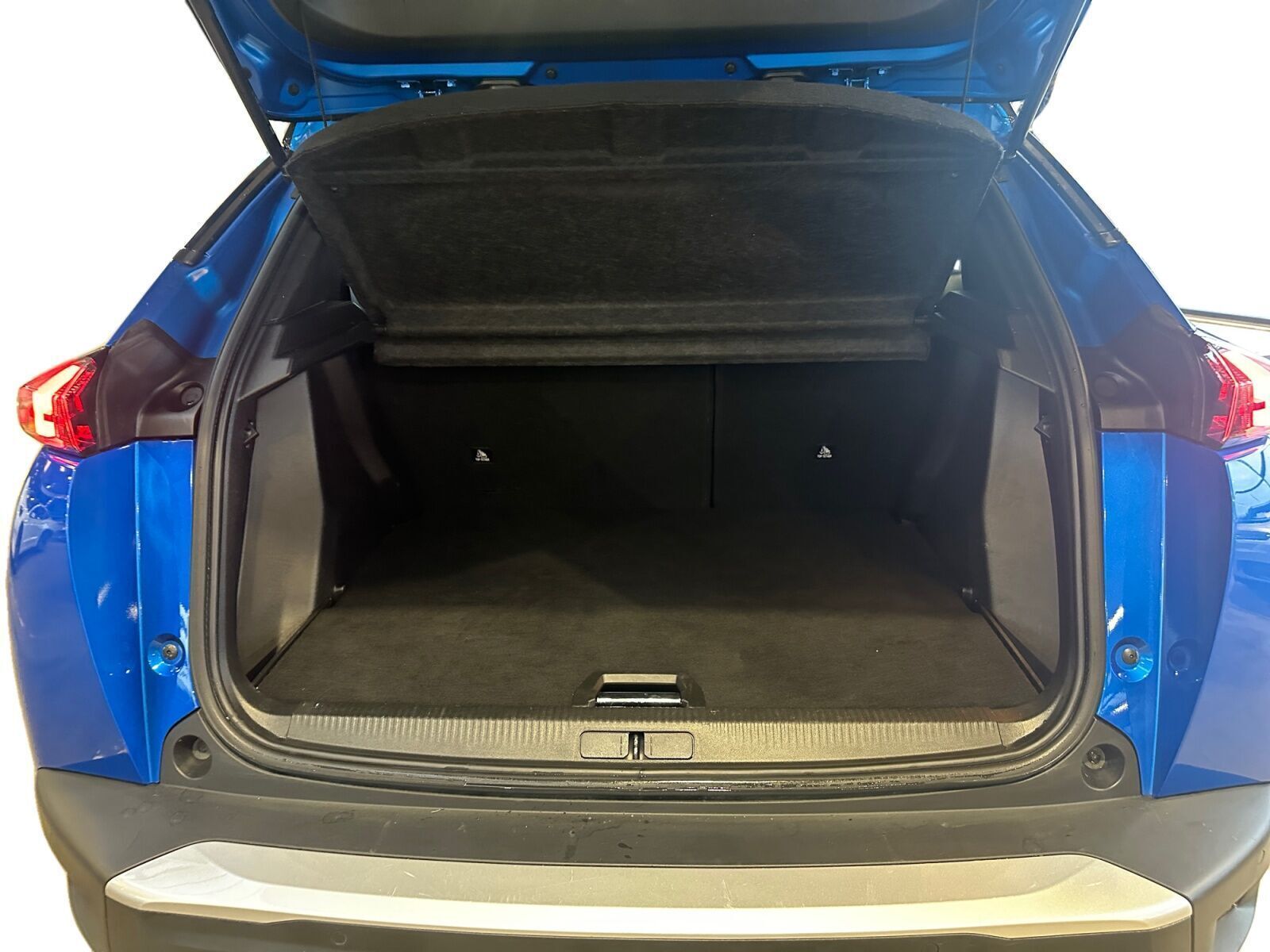 Blå Peugeot e-2008 fra 2021