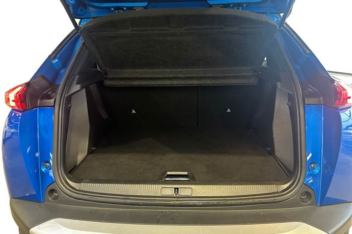 Blå Peugeot e-2008 fra 2021