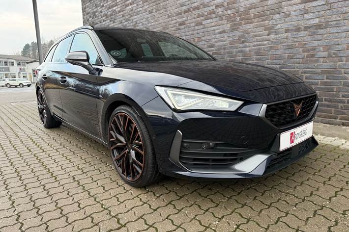 Blå Cupra Leon fra 2021 set udefra