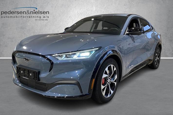 Grå Ford Mustang Mach-E fra 2023 set udefra