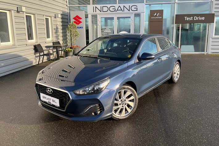 Blå Hyundai i30 fra 2019 set udefra