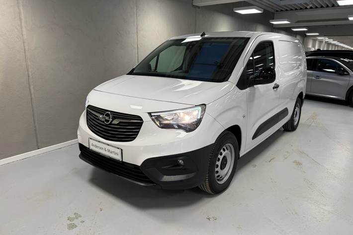 Hvid Opel Combo-e fra 2023 set udefra