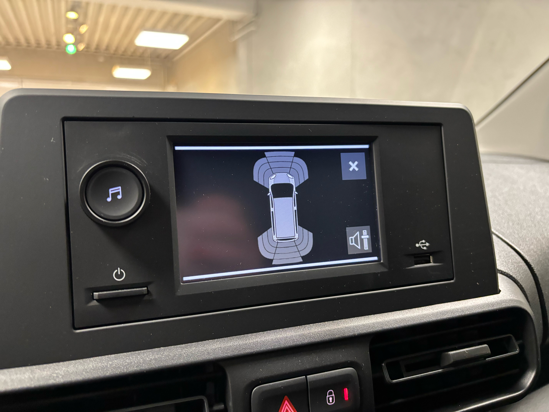 Hvid Opel Combo-e fra 2023