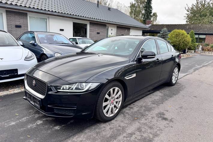 Sort Jaguar XE fra 2018