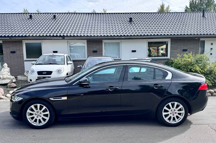 Sort Jaguar XE fra 2018