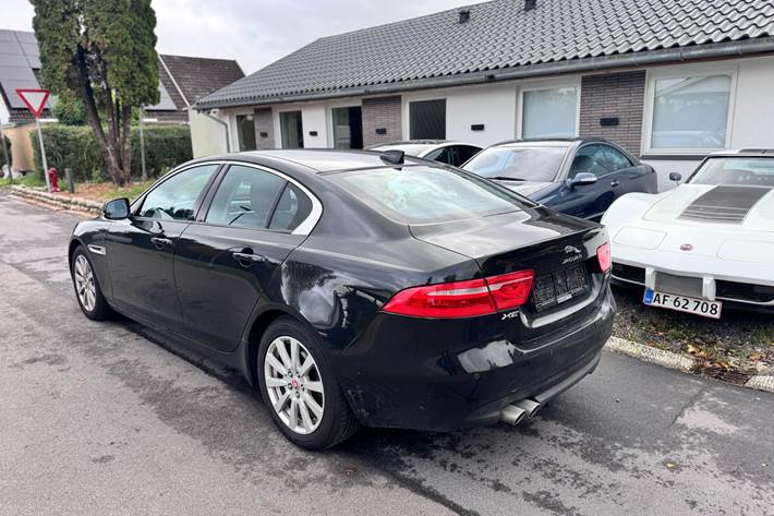 Sort Jaguar XE fra 2018