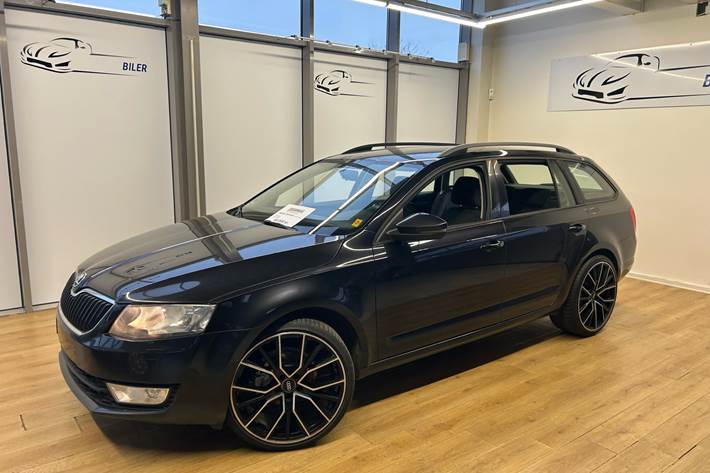 Sort Skoda Octavia fra 2014 set udefra