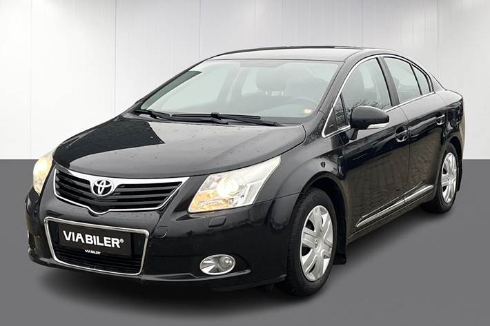 Sølv Toyota Avensis fra 2011 set udefra