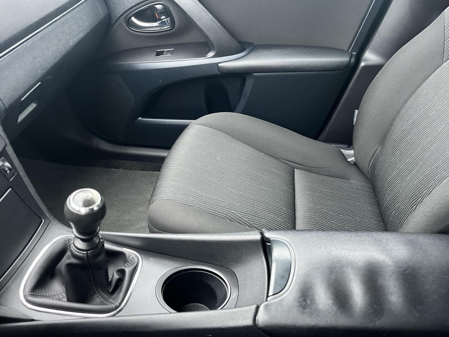 Sølv Toyota Avensis fra 2011