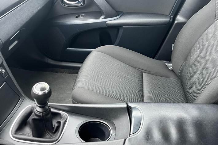 Sølv Toyota Avensis fra 2011