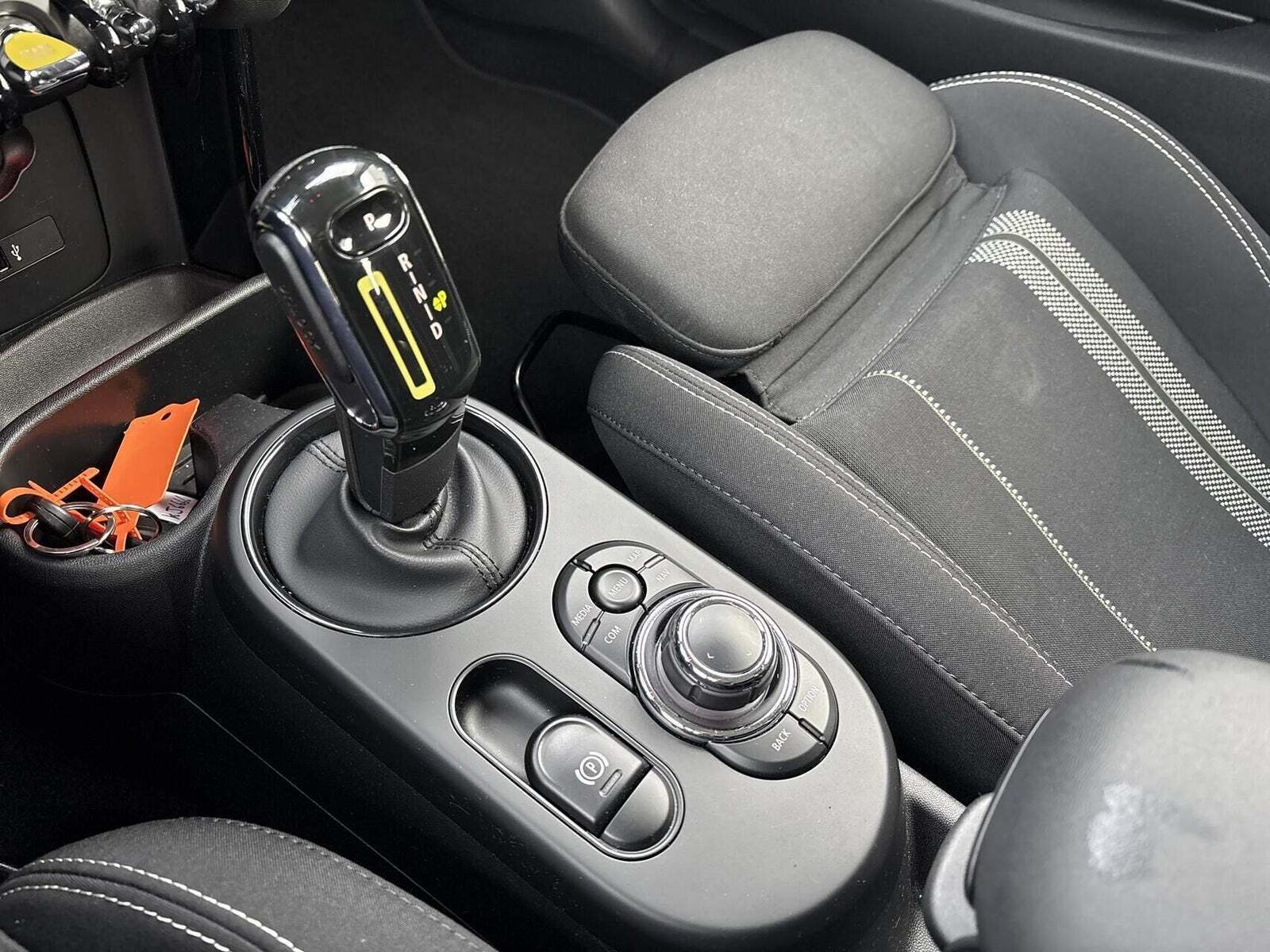 Beige Mini Cooper SE fra 2022