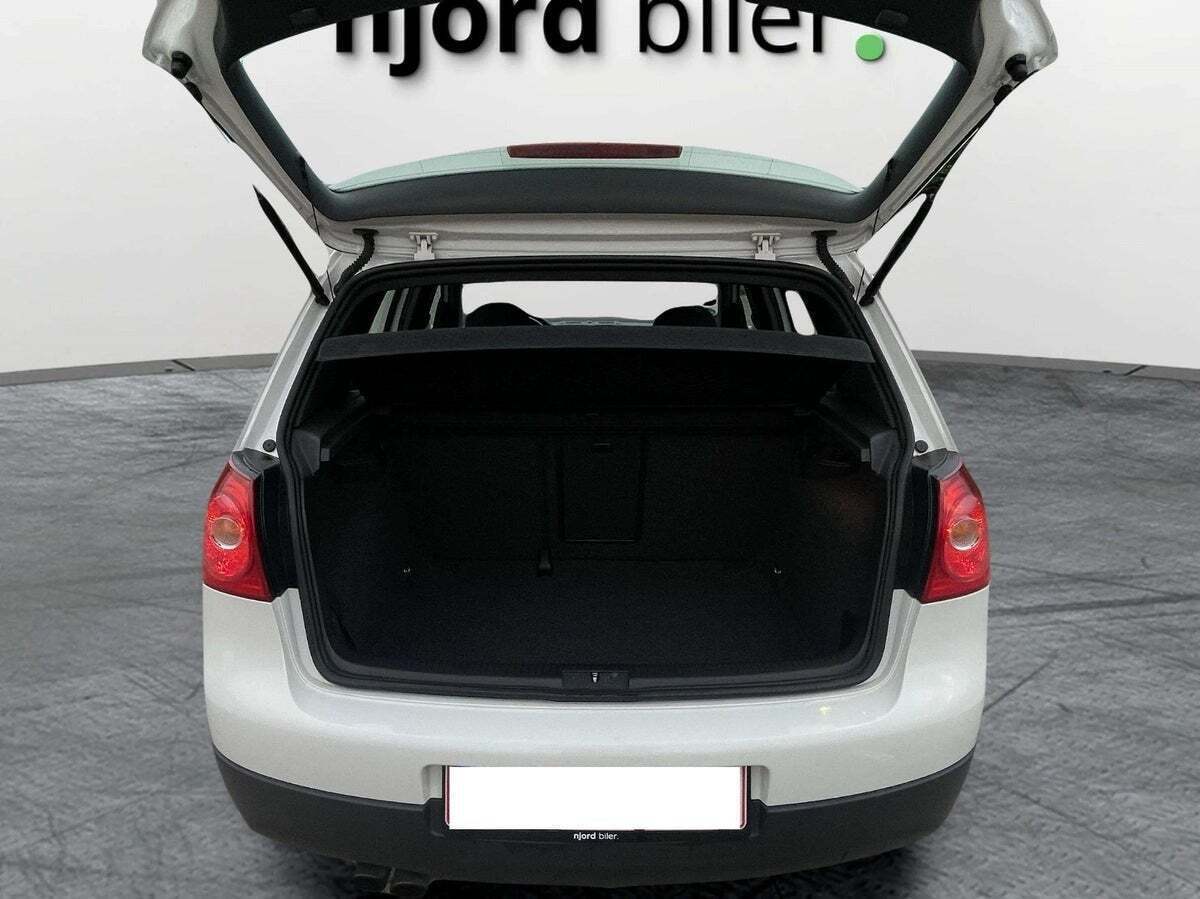 Rød VW Golf V fra 2008