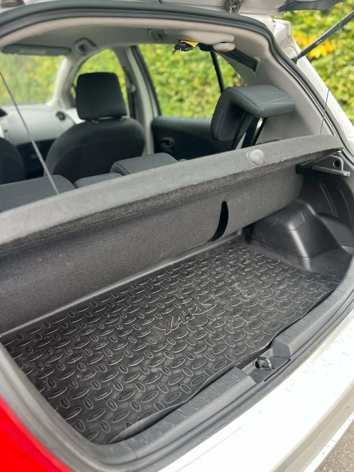 Sølv Toyota Yaris fra 2006