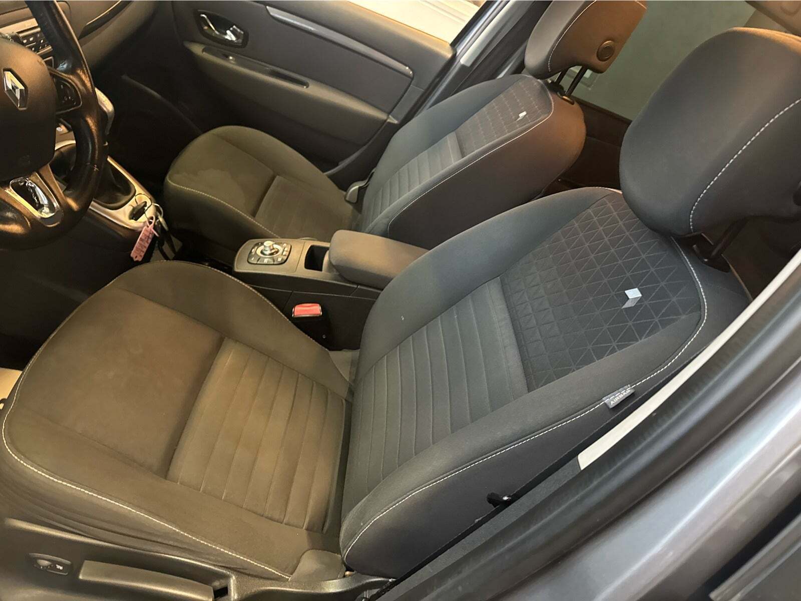 Grå Renault Grand Scenic III fra 2015