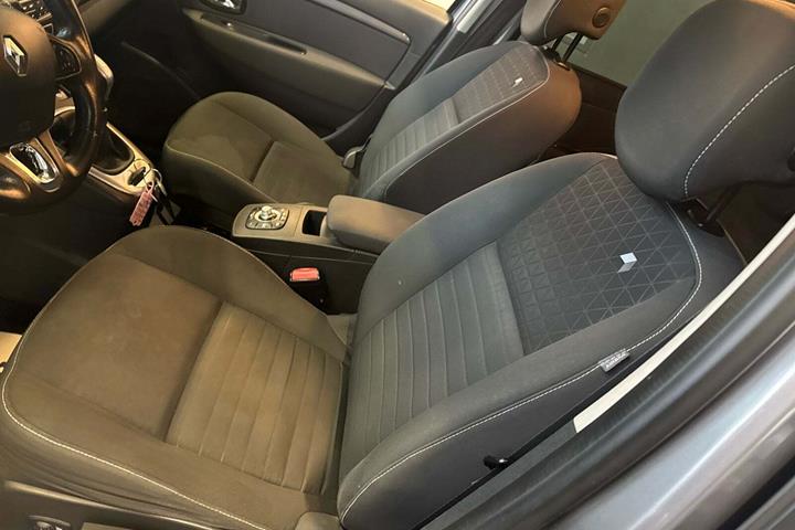 Grå Renault Grand Scenic III fra 2015