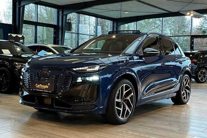Rød Audi SQ6 e-tron fra 2024 set udefra