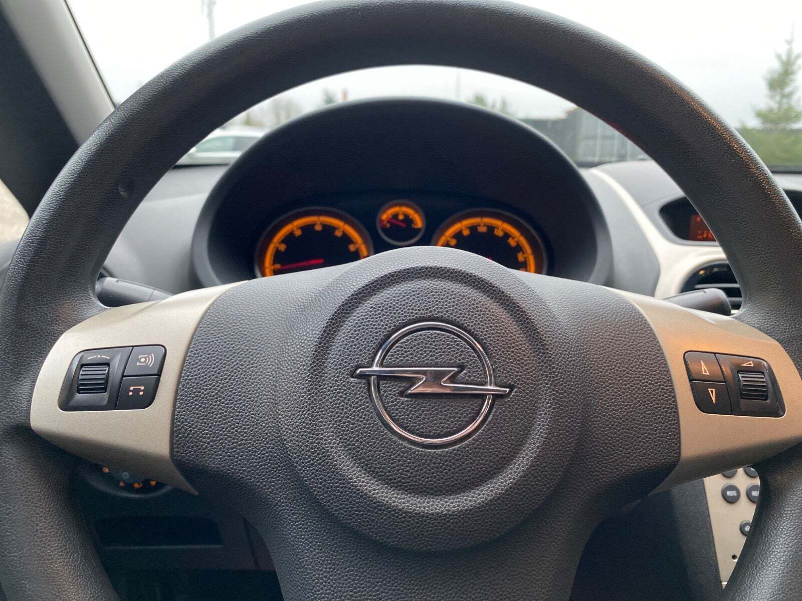 Sort Opel Corsa fra 2008