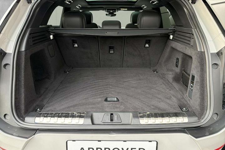 Grå Land Rover Range Rover sport fra 2025
