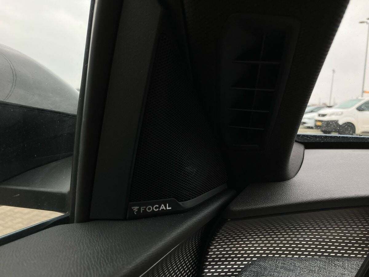 Blå Peugeot e-3008 fra 2024