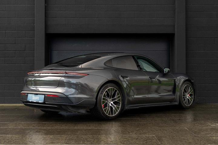 Grå Porsche Taycan 4S fra 2020