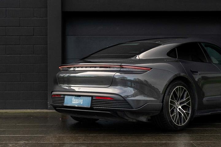 Grå Porsche Taycan 4S fra 2020
