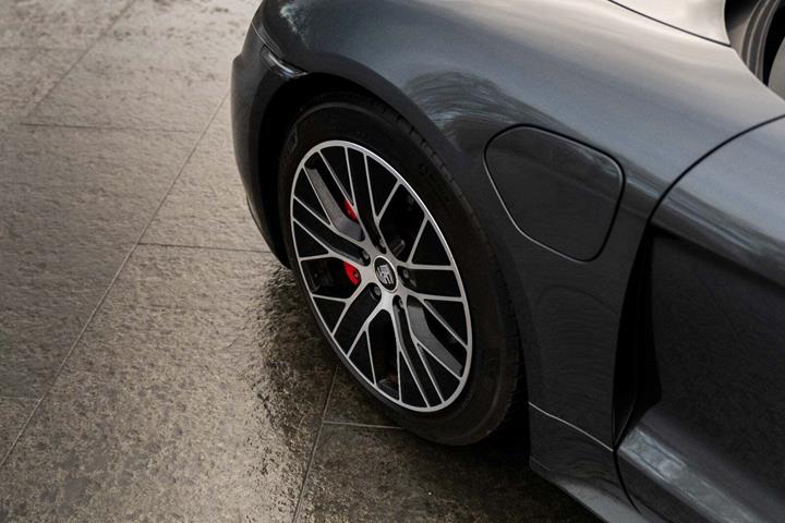 Grå Porsche Taycan 4S fra 2020