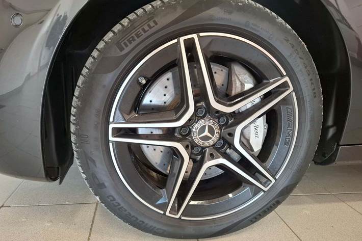 Grå Mercedes E300 de fra 2021