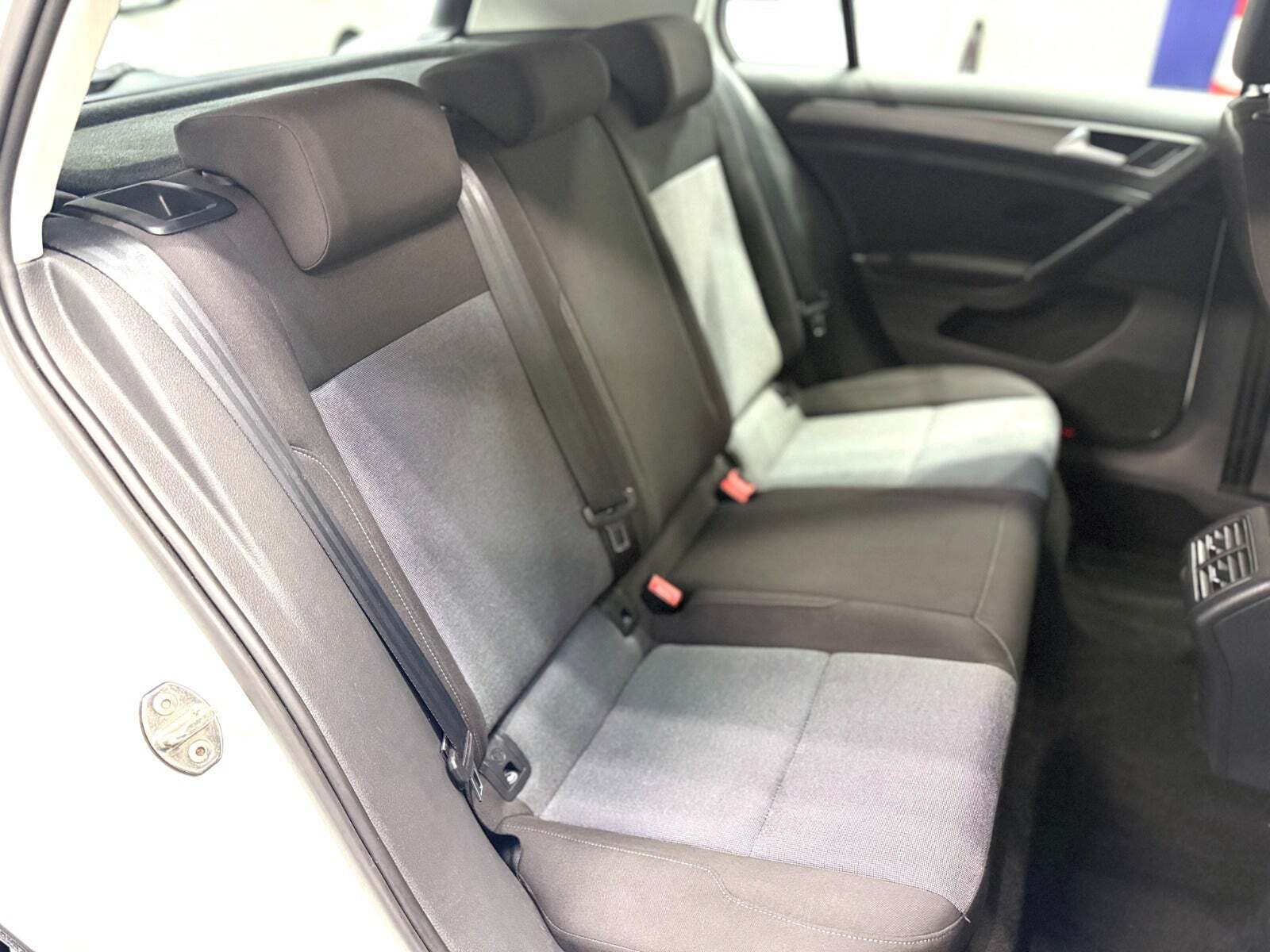 Hvid VW Golf VII fra 2015