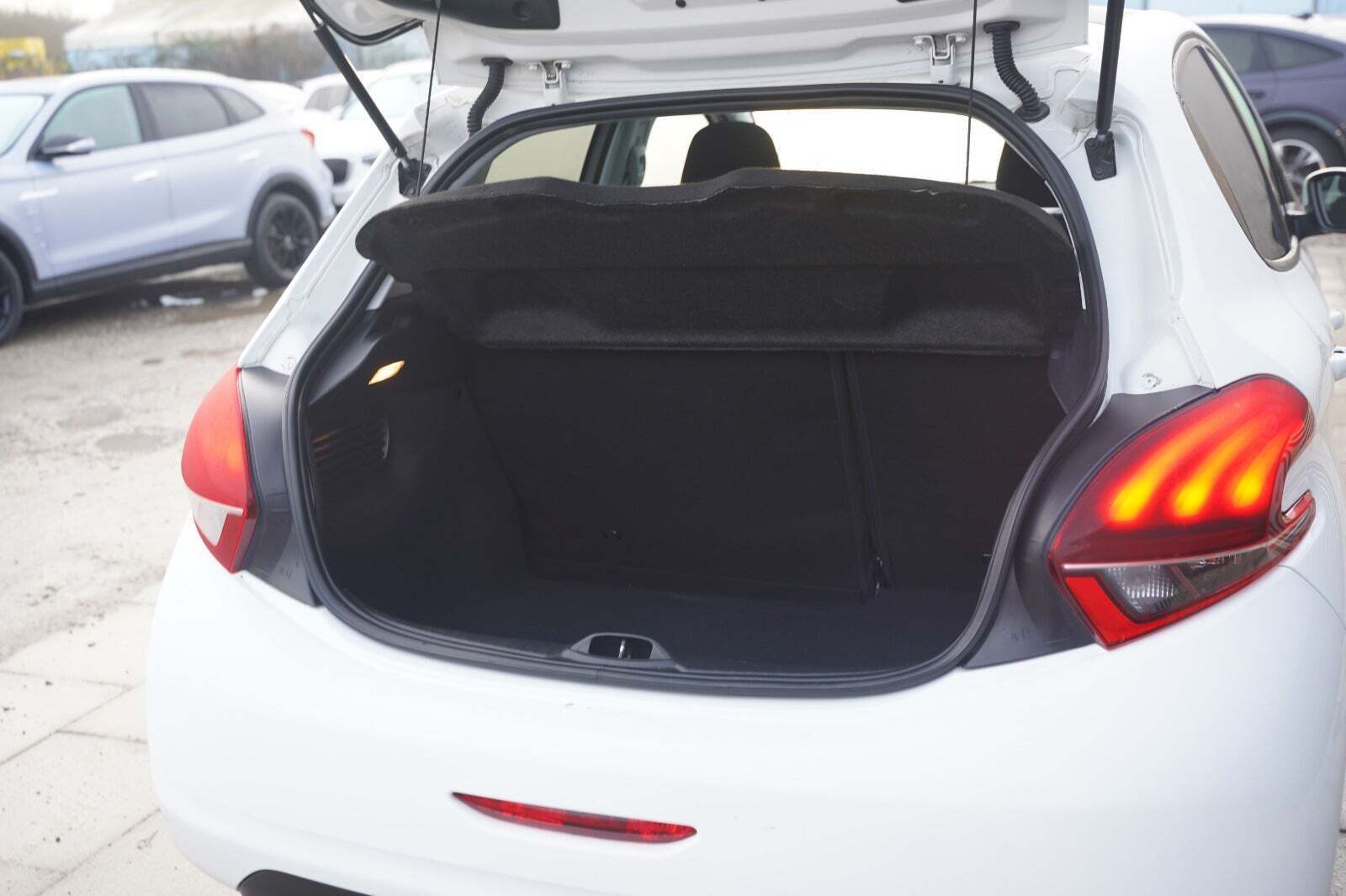 Hvid Peugeot 208 fra 2016