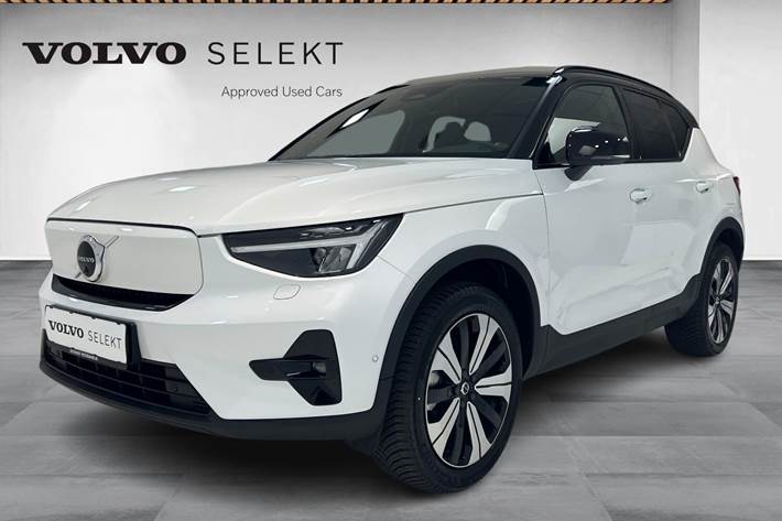 Hvid Volvo XC40 fra 2023 set udefra