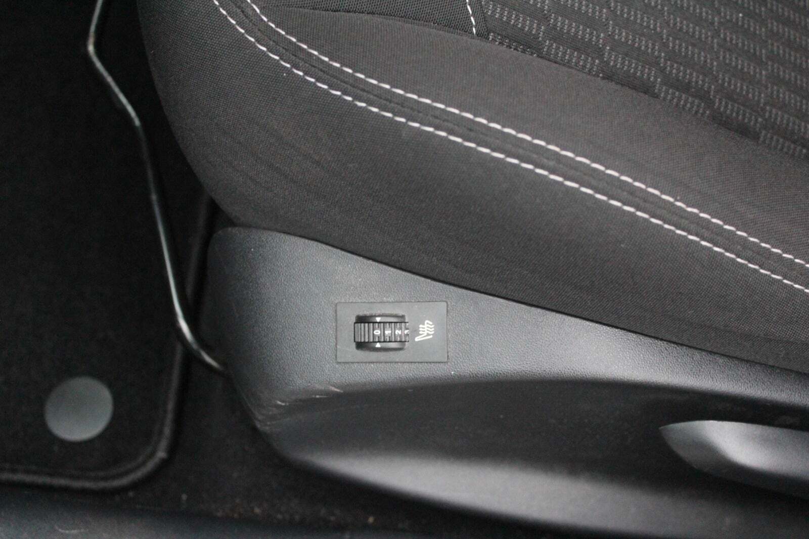 Sølv Peugeot 208 fra 2017