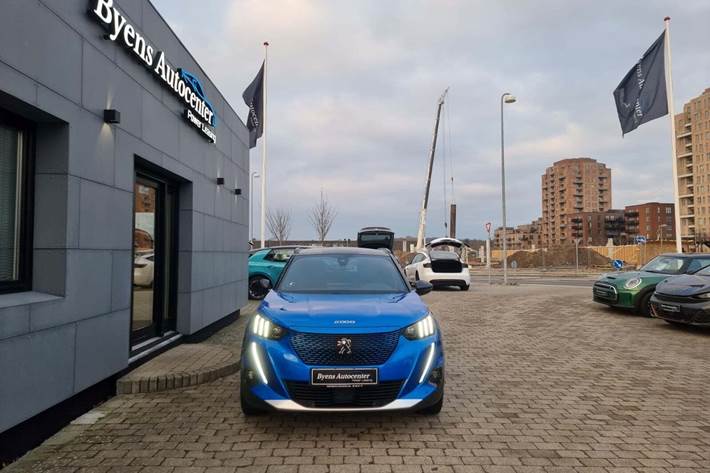 Blå Peugeot e-2008 fra 2021