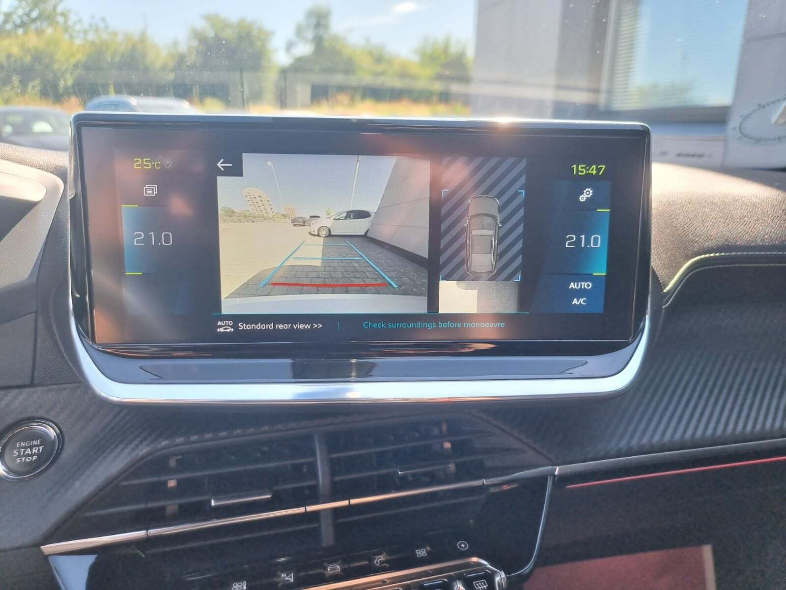 Blå Peugeot e-2008 fra 2021