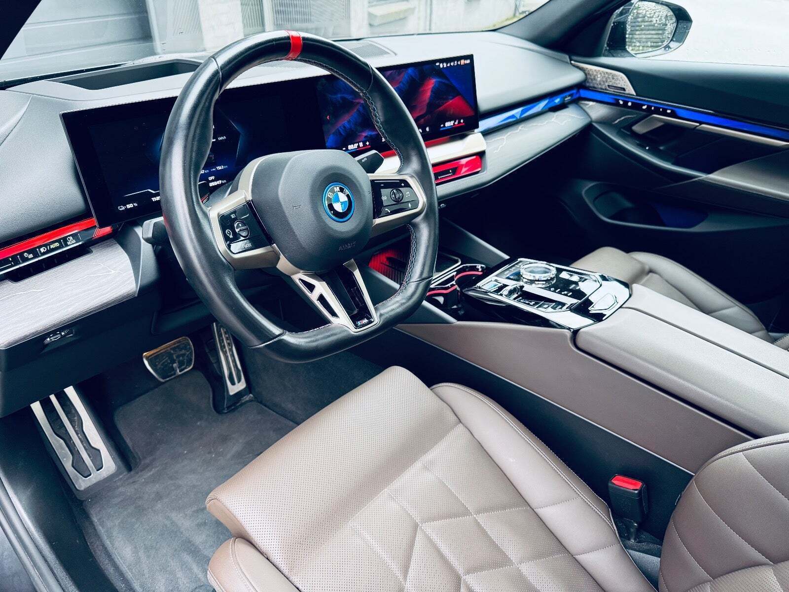 Grå BMW i5 fra 2024