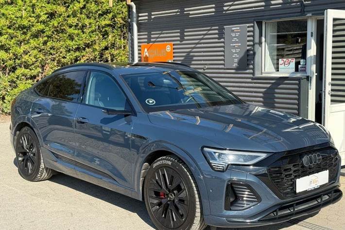 Blå Audi Q8 e-tron fra 2024