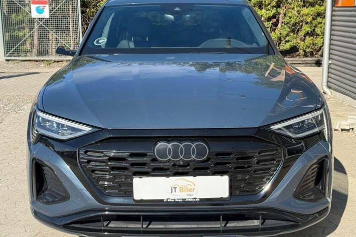 Blå Audi Q8 e-tron fra 2024