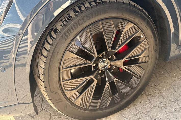 Blå Audi Q8 e-tron fra 2024