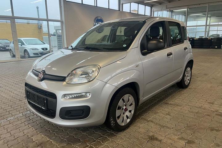Sølv Fiat Panda fra 2017 set udefra