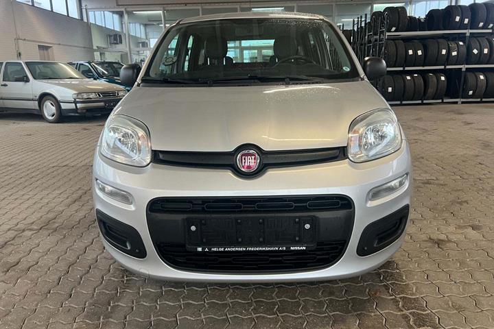 Sølv Fiat Panda fra 2017 set udefra