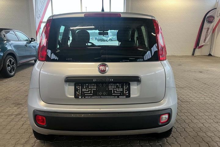 Sølv Fiat Panda fra 2017 set udefra