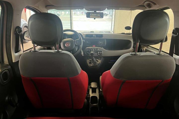 Sølv Fiat Panda fra 2017 set indefra