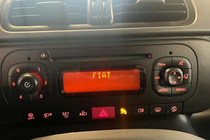 Sølv Fiat Panda fra 2017 set indefra
