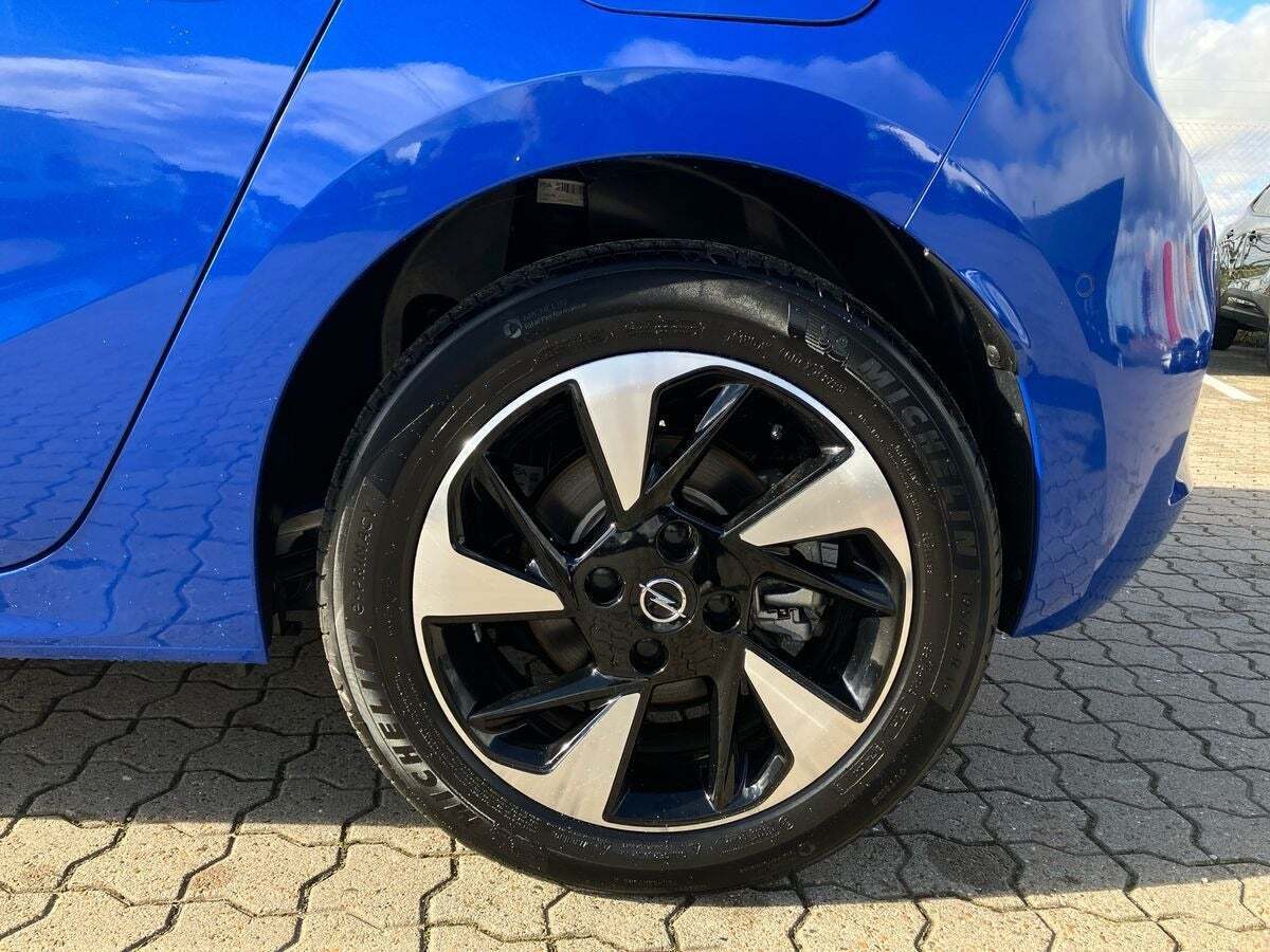 Blå Opel Corsa-e fra 2023